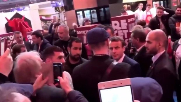 Makron yenə narazı xalqın HƏDƏFİNDƏ: Bu dəfə yumurta atdılar - ANBAAN VİDEO 