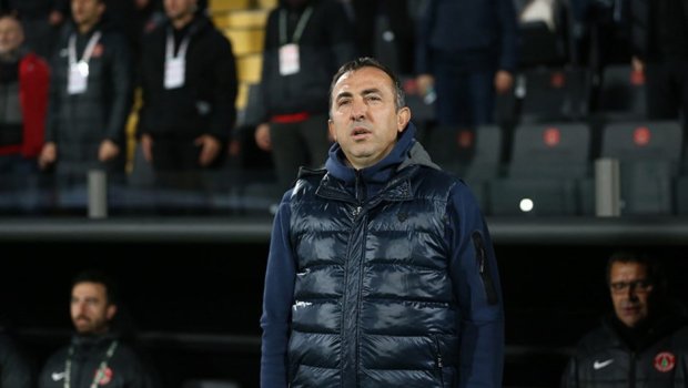 Türkiyə Superliqasında növbəti məşqçi istefası