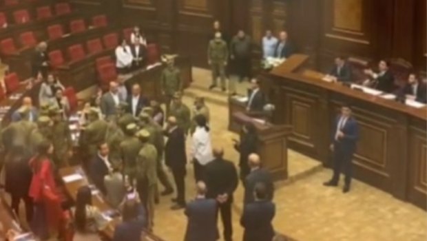 Ermənistan parlamentində DAVA: Əsgərlər parlament binasına daxil oldu – VİDEO 