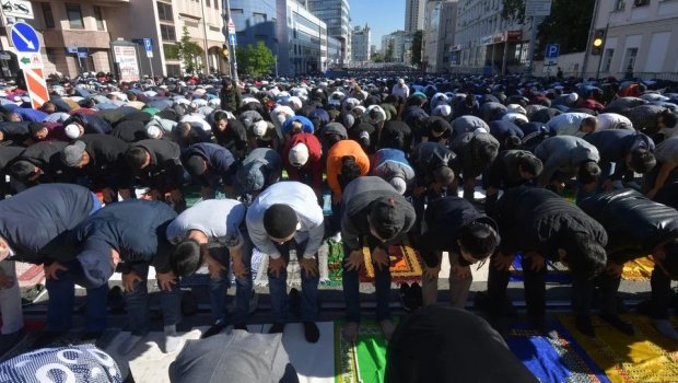 Moskvada 100 mindən çox müsəlmanın iştirakı ilə BAYRAM NAMAZI – VİDEO  