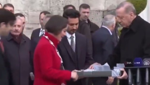 Ərdoğandan jurnalistlərə maraqlı JEST: Bayram şokoladı payladı - VİDEO