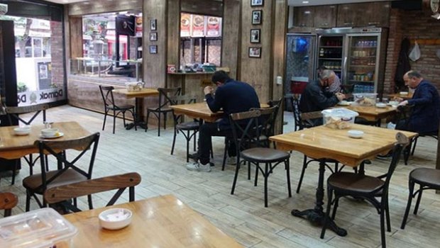 İzmirdə silahlı şəxs kafeyə hücum etdi - 1 ölü, 5 yaralı var