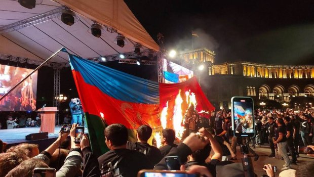 İrəvanda 2-ci dəfə Azərbaycan və Türkiyə bayraqları yandırıldı - VİDEO