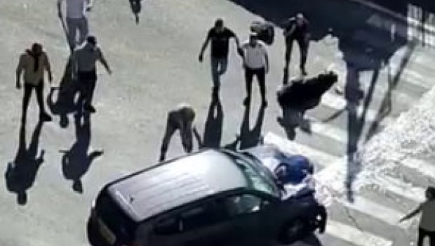 İsraildə sürücü avtomobili kütlənin üzərinə sürdü - YARALILAR VAR - VİDEO