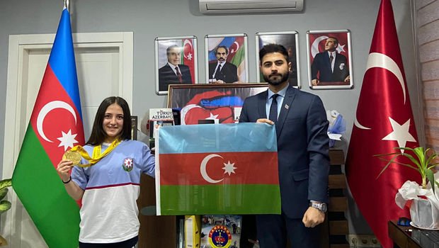 İrəvanda çempion olan Cansu Bektaşa bayrağımız təqdim edildi - FOTO 