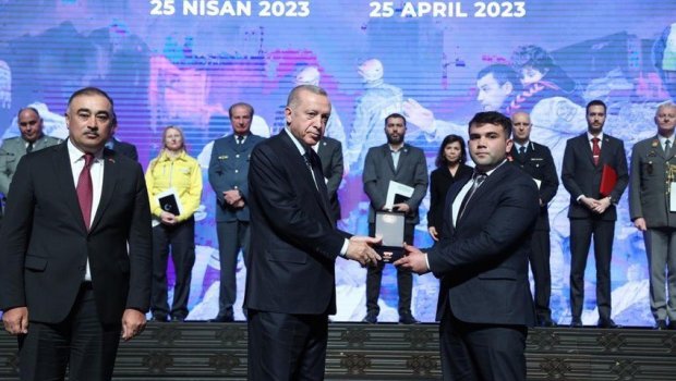 Ərdoğan Azərbaycan könüllüsünü təltif ETDİ