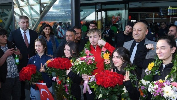İrəvanda çempion olan türkiyəli ağırlıqqaldıranlar Azərbaycana GƏLDİ - FOTO