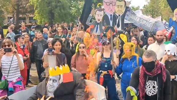 Fransada etirazlar DAVAM EDİR: Makronun müqəvvasını yenə YANDIRDILAR - VİDEO  