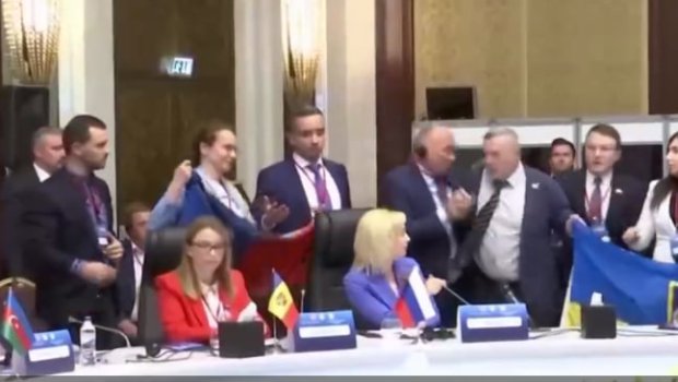 Ankarada Ukrayna və Rusiya nümayəndə heyətləri arasında DAVA DÜŞDÜ - VİDEO 