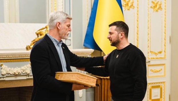 Çexiya Prezidenti Zelenskiyə tapança hədiyyə etdi - FOTO