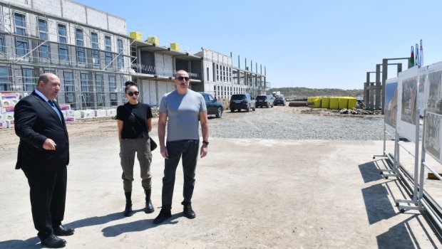 Prezident özbək xalqı adından hədiyyə olaraq Füzulidə tikilən məktəb binası ilə TANIŞ OLUB - VİDEO