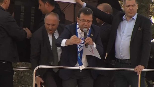 Ərzurumda mitinq zamanı İmamoğluya daş atdılar - VİDEO