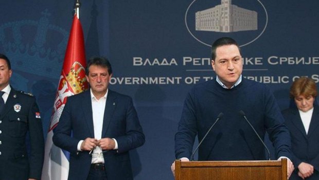 Təhsil naziri məktəbə silahlı hücuma görə istefa verdi