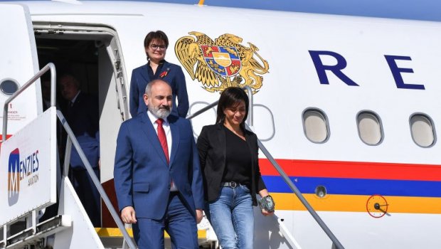 Anna Akopyan niyə rəsmi səfərə cins şalvar geyinib?