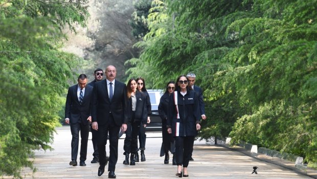 Prezident və ailə üzvləri Heydər Əliyevin məzarını ziyarət ediblər - FOTO/VİDEO