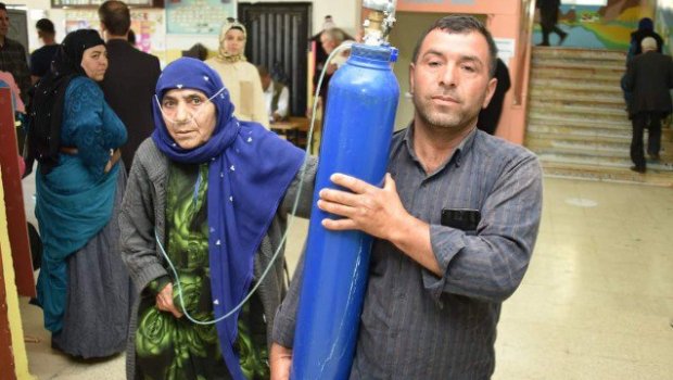 Türkiyədə qadın oksigen balonu ilə səs verməyə gəldi - FOTO