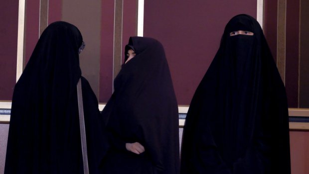 İranda hicaba qarşı çıxanlara 148 şallaq CƏZASI   