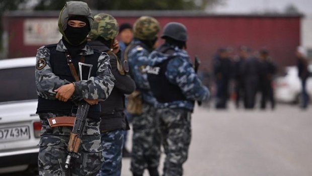 Qırğızıstanda silahlı şəxslər mədrəsə və məktəbi ələ keçirdi - VİDEO