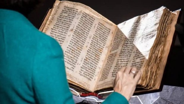 1000 yaşı olan İncil hərracda 38,1 milyon dollara satıldı