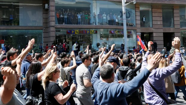 İrəvanda aksiyada gərginlik: Polis ölən əsgərin qohumunu SAXLADI - VİDEO