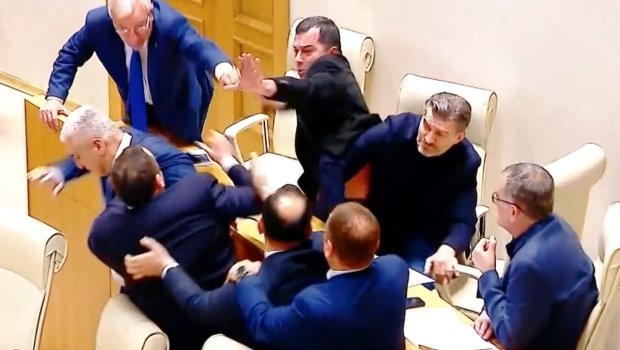 Gürcüstan parlamentində DAVA: Deputatlar Rusiyaya görə əlbəyaxa oldular - VİDEO 