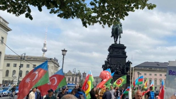 Güney azərbaycanlılar Berlində aksiya keçirirlər - VİDEO  