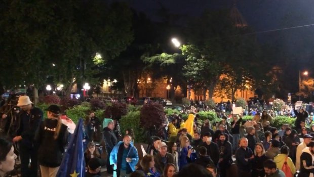 Gürcüstanda SON VƏZİYYƏT: Hökumət binasına toplaşan etirazçıların 2 tələbi var - VİDEO