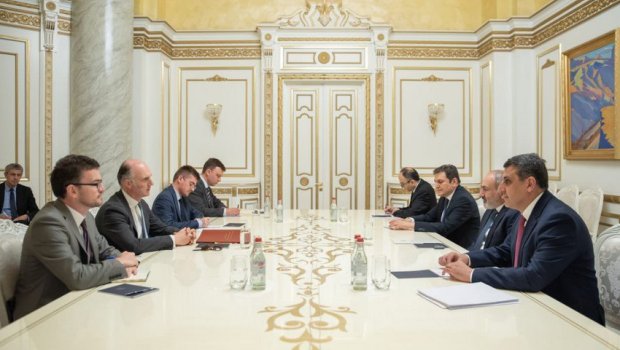 Britaniyalı nazir Paşinyanla görüşü barədə TVİT YAZDI - FOTO