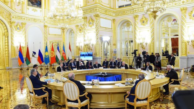 İlham Əliyev Moskvada dövlət və hökumət başçılarının şərəfinə verilən işçi səhər yeməyində iştirak edib