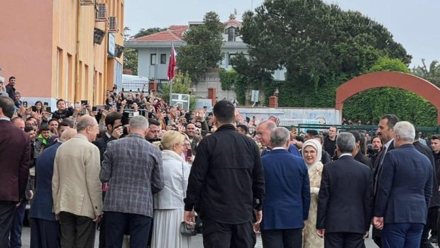 Ərdoğan İstanbulda seçki məntəqəsinə gəldi - VİDEO