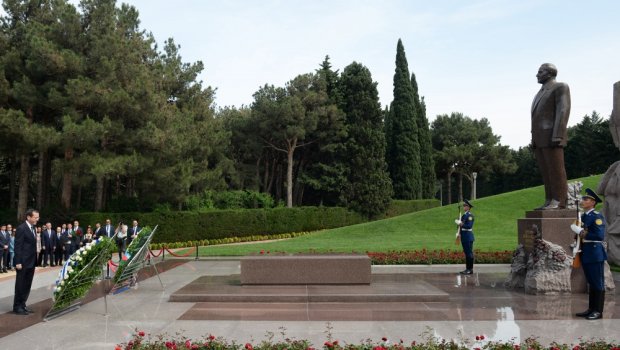 İsrail Prezidenti Heydər Əliyevin məzarını ziyarət edib - FOTO