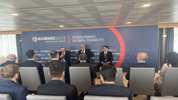 Bratislava Forumu: Hikmət Hacıyev Qriqoryanla sülh prosesini MÜZAKİRƏ ETDİ