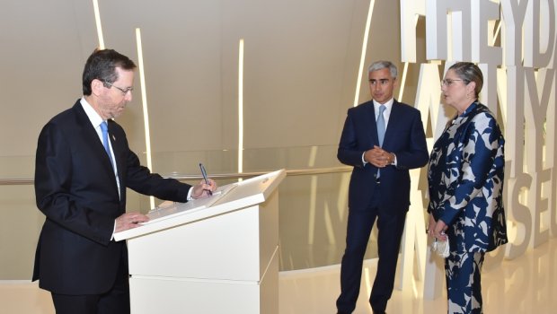 İsrail Prezidenti və xanımı Heydər Əliyev Mərkəzi ilə tanış olublar - FOTO 