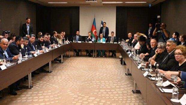 İsxak Hersoq Azərbaycanda yəhudi icması ilə görüşdü – FOTO  