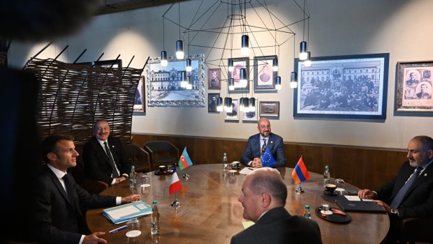 Hikmət Hacıyev Kişineu görüşü ilə bağlı paylaşım edib - FOTO 