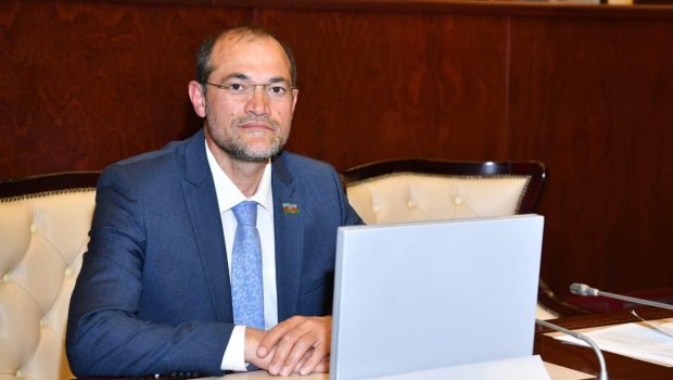 Razi Nurullayev QƏZƏBLƏNDİ – “Uşaq pulu ilə bağlı fikirlərim kontekstdən çıxarılıb”