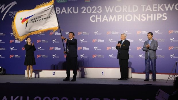 Taekvondo üzrə dünya çempionatının keçici bayrağı Azərbaycandan Çinə ötürüldü - FOTO