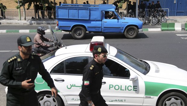 İran polisi avtomobilə atəş AÇDI: 9 yaşlı uşaq ÖLDÜ - FOTO