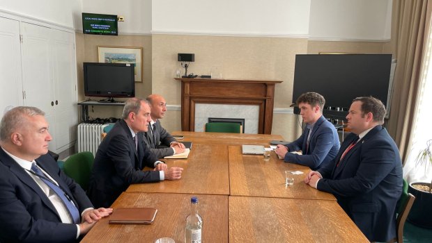 Ceyhun Bayramov britaniyalı nazirlə regional təhlükəsizlik məsələsini müzakirə edib - FOTO 