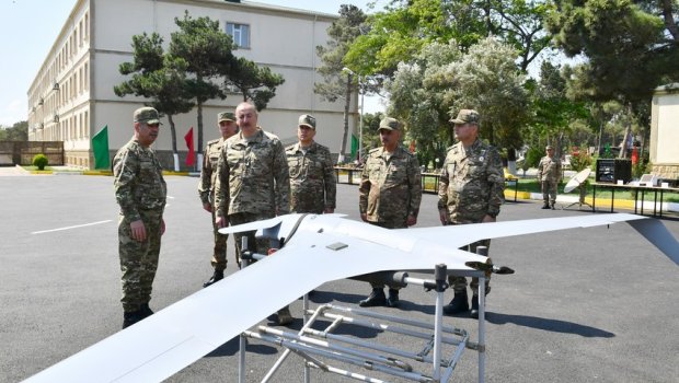 Döyüş vasitələri və PUA-lar Ali Baş Komandana nümayiş ETDİRİLİB – FOTO  