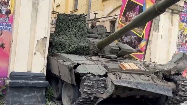 Rostovda “Vaqner”in tankı hərbi qərargahın yolunu BAĞLADI - VİDEO 