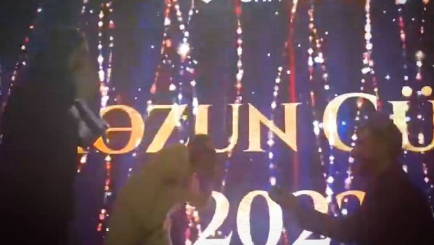 AzTU-nun məzunu konsertdə sevdiyi qıza evlilik təklifi ETDİ – VİDEO 