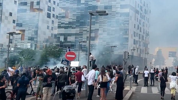 Fransada ETİRAZ AKSİYALARI – Binalar yanır, partlayışlar baş verir – VİDEO  