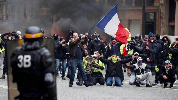 Fransada bir gecədə min etirazçı SAXLANILDI