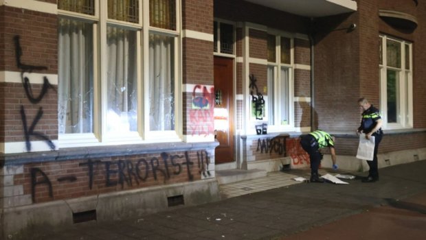 Haaqada bir nəfər Belarus səfirliyinin binasına hücum etdi