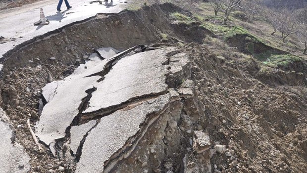 Gürcüstanda torpaq sürüşməsi: Qatarların hərəkəti tam dayandı - FOTO