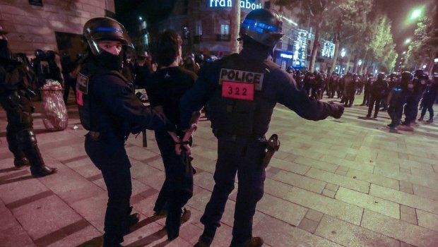 Fransada 10 şəhərdə komendant saatı tətbiq edildi