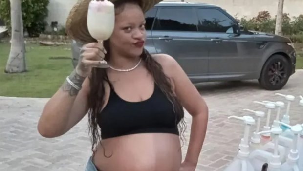 Hamilə Rihanna sevgilisi ilə Barbadosda belə DİNCƏLİR – FOTO 