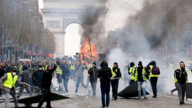 İğtişaşlar Fransada iş adamlarına 1 milyard avrodan çox ziyan vurub