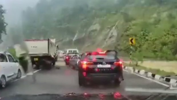 Qaya parçası avtomobilləri belə əzdi: 2 ölü, 3 yaralı var - ANBAAN VİDEO